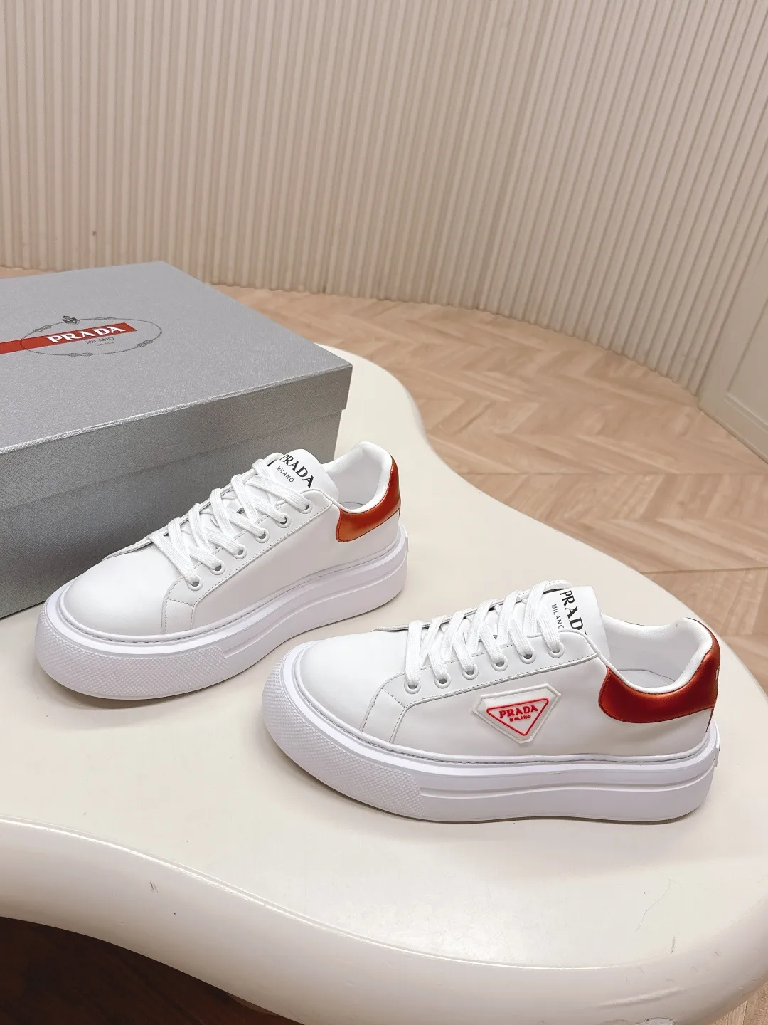 👟👟Ex-factory price 600👟👟 Prada 25ss new casual white shoes, couple style 👫 P fashion white shoes, re-released, high-quality shipments, elegant and generous, comfortable on the feet, super classic, super light and comfortable on the feet Fabric: silky cowhide Lining: water-dyed sheepskin lining + genuine leather foot sole: EVA outsole Code number: 35-45 (40 for women, 45 for men, customized)